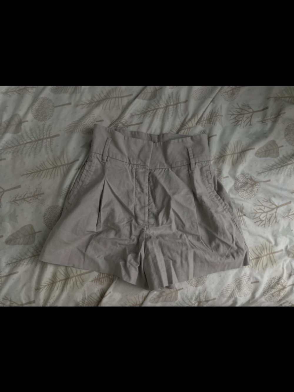 Wilfred High-Waist Pleated Shorts in Light Gray